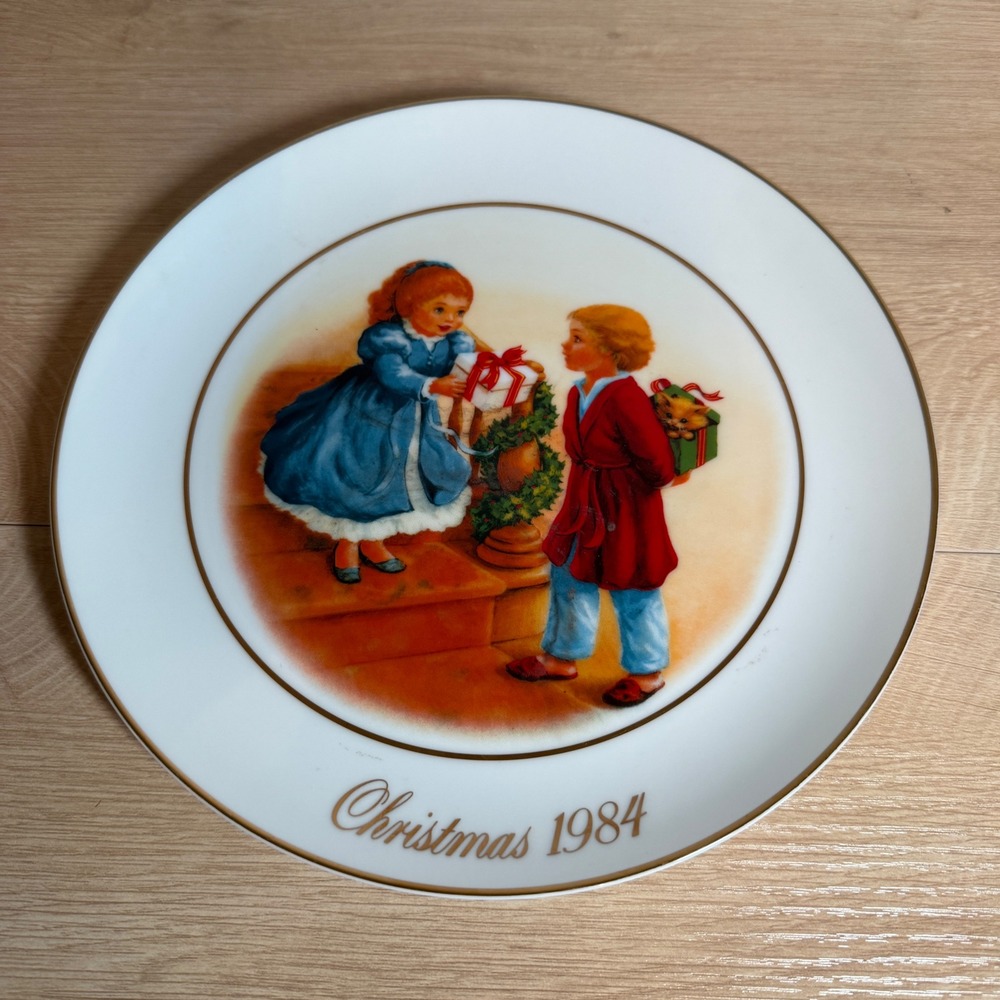 Avon Christmas Memories 1984 Plate Celebrating the Joy of Giving 22K Gold Trim‎